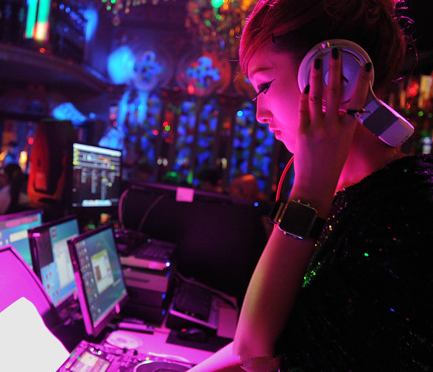 镜头下：在北京夜店讨生活的90后女大学生