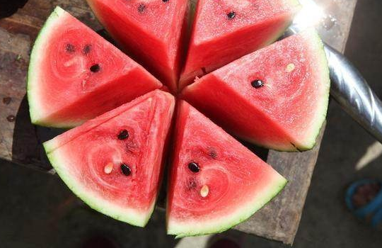 将西瓜切了一个口子，然后把这东西丢进去，西瓜汁就出来了！