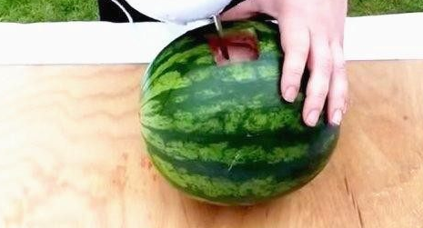 将西瓜切了一个口子，然后把这东西丢进去，西瓜汁就出来了！