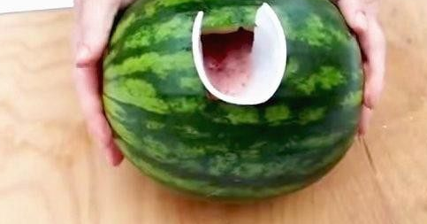 将西瓜切了一个口子，然后把这东西丢进去，西瓜汁就出来了！