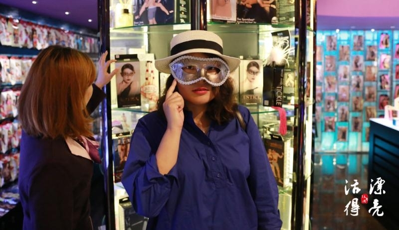 女老师兼职测评情趣用品 称是体力活