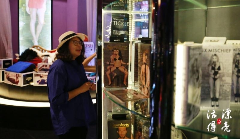 女老师兼职测评情趣用品 称是体力活