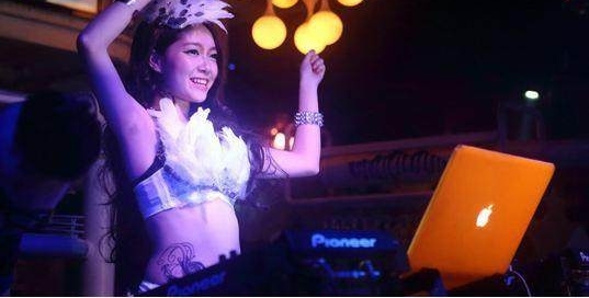 实拍：夜店少女真实私下生活，骗父母在城市是白领