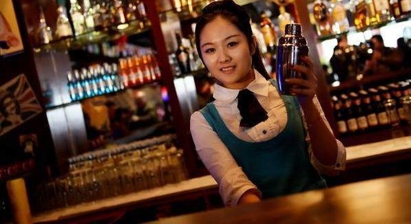 实拍：夜店少女真实私下生活，骗父母在城市是白领