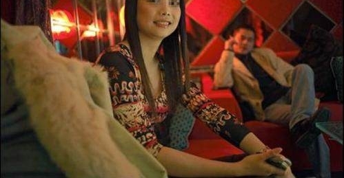 实拍：夜店少女真实私下生活，骗父母在城市是白领