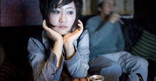 实拍：夜店少女真实私下生活，骗父母在城市是白领