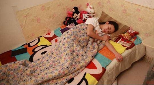 实拍：夜店少女真实私下生活，骗父母在城市是白领