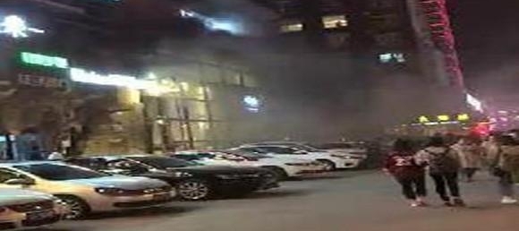 敬业还是犯傻 饭店起火服务员竟反锁门