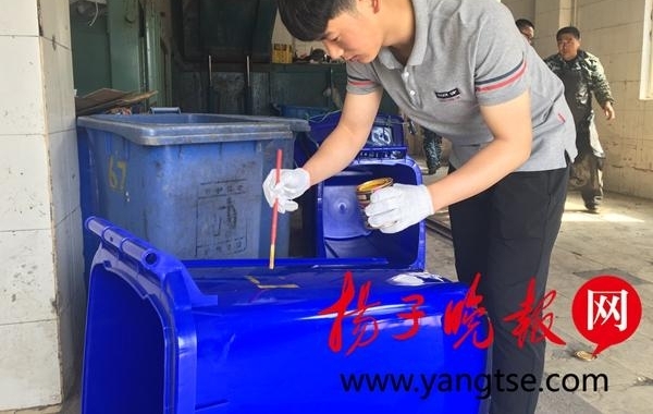 常州大学生体验校内清洁工：很辛苦！心疼饭菜被浪费