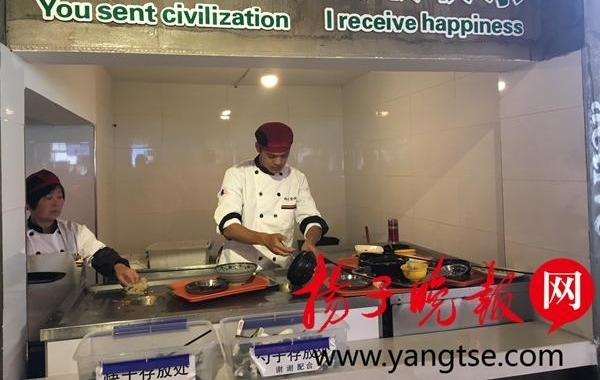 常州大学生体验校内清洁工：很辛苦！心疼饭菜被浪费