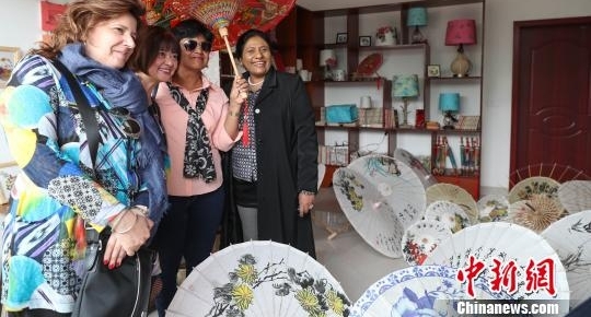 外国使节肯定贵州反贫困成就 将助力“黔货出山”