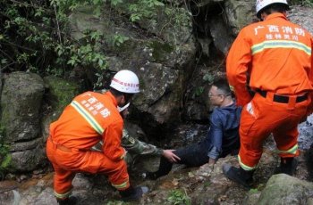 男子爬山游玩不慎坠落山涧 消防紧急救援
