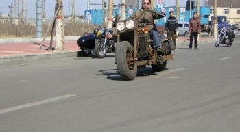 维修工用烂铁打造出哈雷，路上交警见到都想试驾一圈