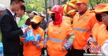 青海一茶餐厅宴请环卫工人庆五一 并为其提供免费早餐