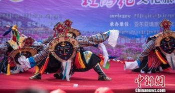 西藏边陲小镇迎来首届杜鹃花文化旅游节