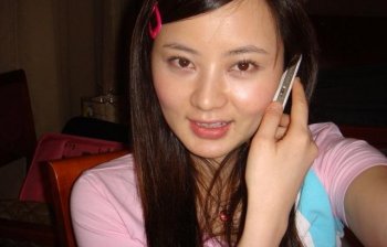 农村民间乐队漂亮女歌手，每天晚上出去演出，身后总跟着一个男人