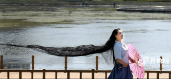 大妈29年没剪头发 3米长发能拉动汽车