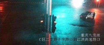 男子醉酒驾驶溜坡撞车 逃逸途中又撞墙