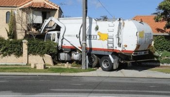 垃圾回收车失控撞上别墅，屋主调侃：忘记交垃圾费了