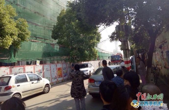 南昌又一建筑“火”了 文教路一工地现场白烟滚滚