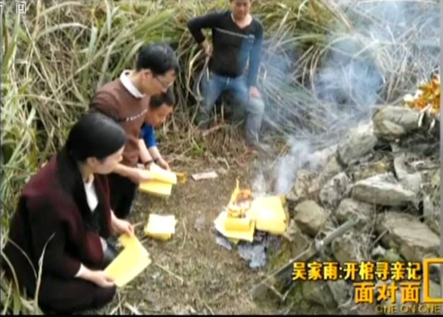 弟弟被拐，父母绝望自杀，挖开双亲坟墓提取DNA寻亲