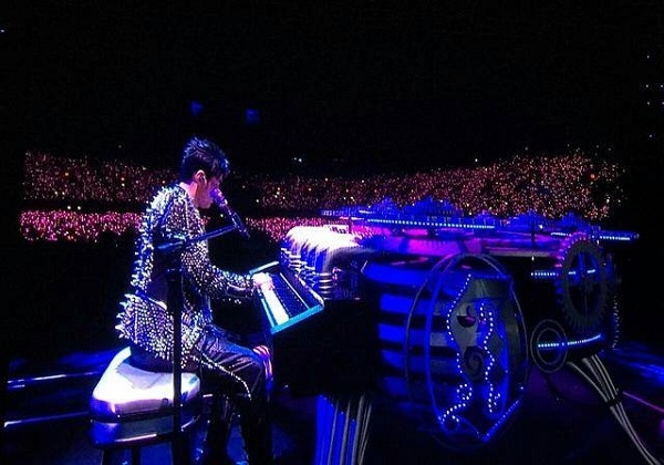 周杰伦西安演唱会现场发飙 对保安大喊：滚出去！