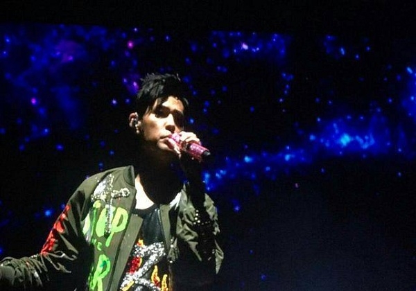 周杰伦西安演唱会现场发飙 对保安大喊：滚出去！