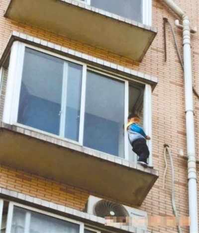 独自在家的3岁娃娃爬上5楼窗台 民警赶到救下