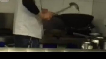厨师用擦地水炒面 厨师用擦地水炒面画面太恶心！