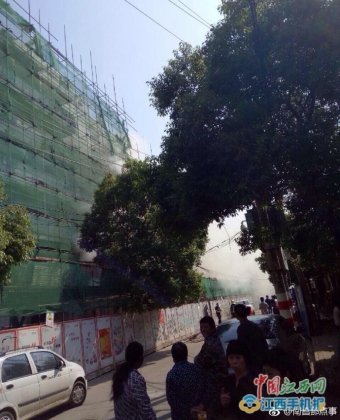 南昌又一建筑“火”了 文教路一工地现场白烟滚滚