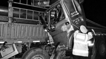 凌晨高速货车相撞一人被卡 多方力量紧急救援