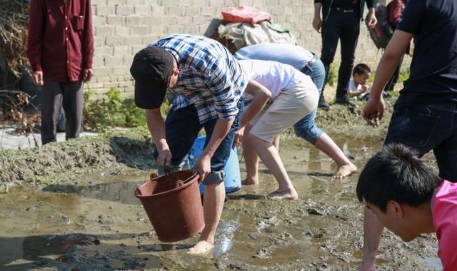 五一假游客天岳幕阜山亲自动手特色美味