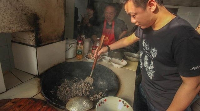 五一假游客天岳幕阜山亲自动手特色美味