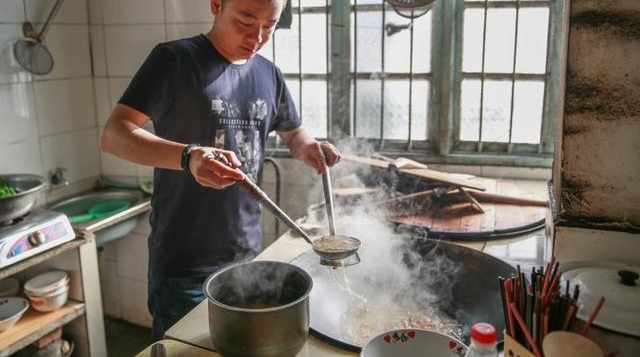 五一假游客天岳幕阜山亲自动手特色美味