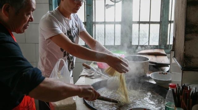 五一假游客天岳幕阜山亲自动手特色美味