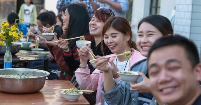 五一假游客天岳幕阜山亲自动手特色美味