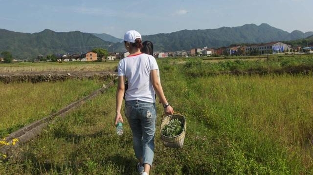 五一假游客天岳幕阜山亲自动手特色美味