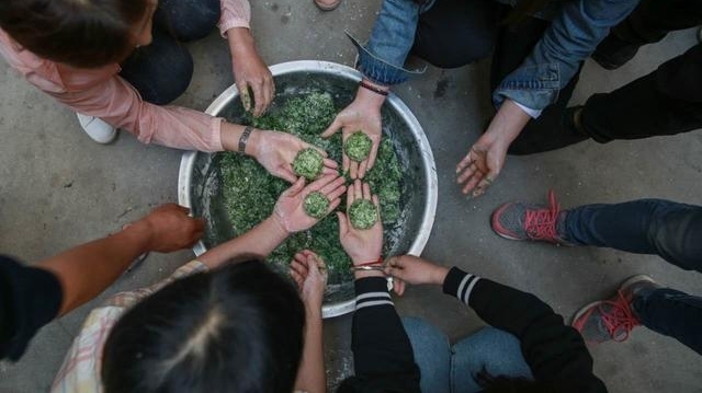 五一假游客天岳幕阜山亲自动手特色美味