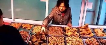 大婶趁老板不注意偷食物 网友:你要把人摊子偷走?