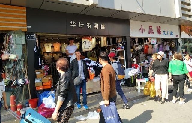 想摆摊创业，知道去哪拿货品种最多，价格最低吗