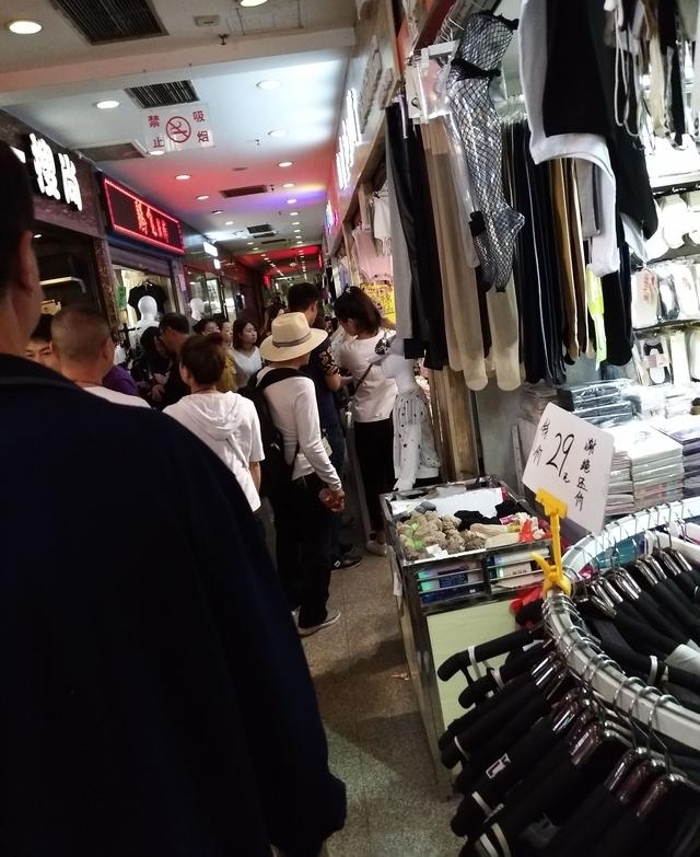 想摆摊创业，知道去哪拿货品种最多，价格最低吗