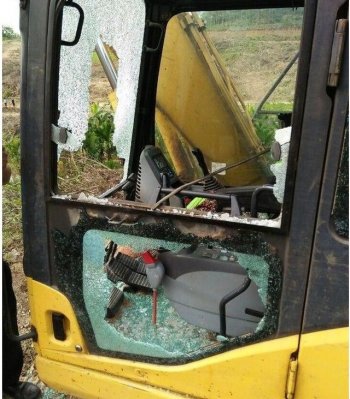 挖掘机进场第二天，司机上班马上报警，外地老板的尴尬！