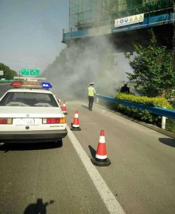 大火无情人有情 周口商周高速交警紧急协助处置火情