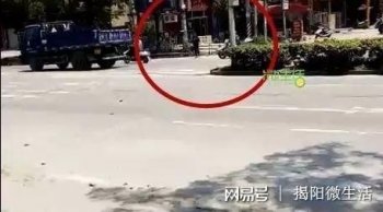 揭阳一疯狂女子手拿石头砸路人，有人被砸中了