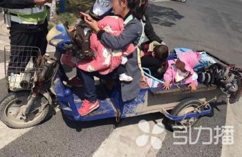 女子左手抱娃右手开车 电三轮大摇大摆开上汽车道