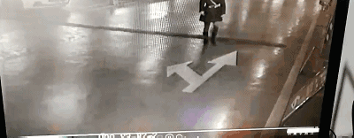 高跟鞋开车酿大祸！轿车撞墙而出，致一死两伤！