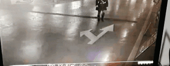 高跟鞋开车酿大祸！轿车撞墙而出，致一死两伤！