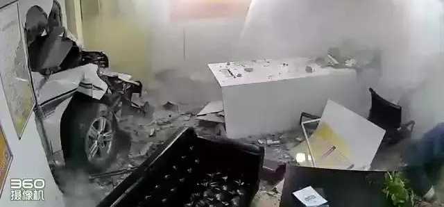 高跟鞋开车酿大祸！轿车撞墙而出，致一死两伤！