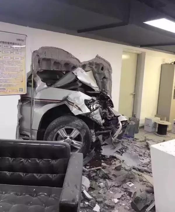 高跟鞋开车酿大祸！轿车撞墙而出，致一死两伤！