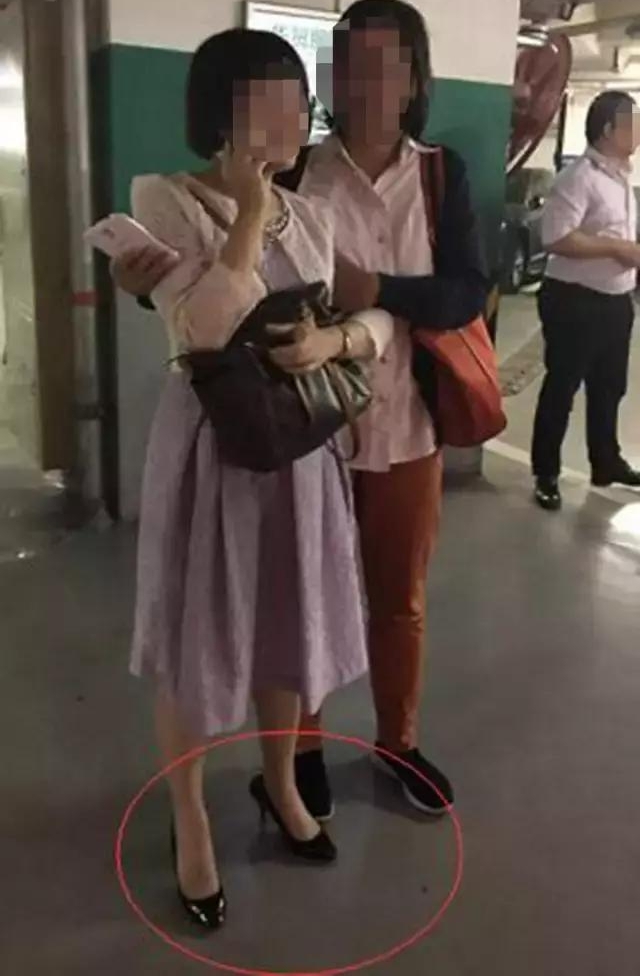 高跟鞋开车酿大祸！轿车撞墙而出，致一死两伤！